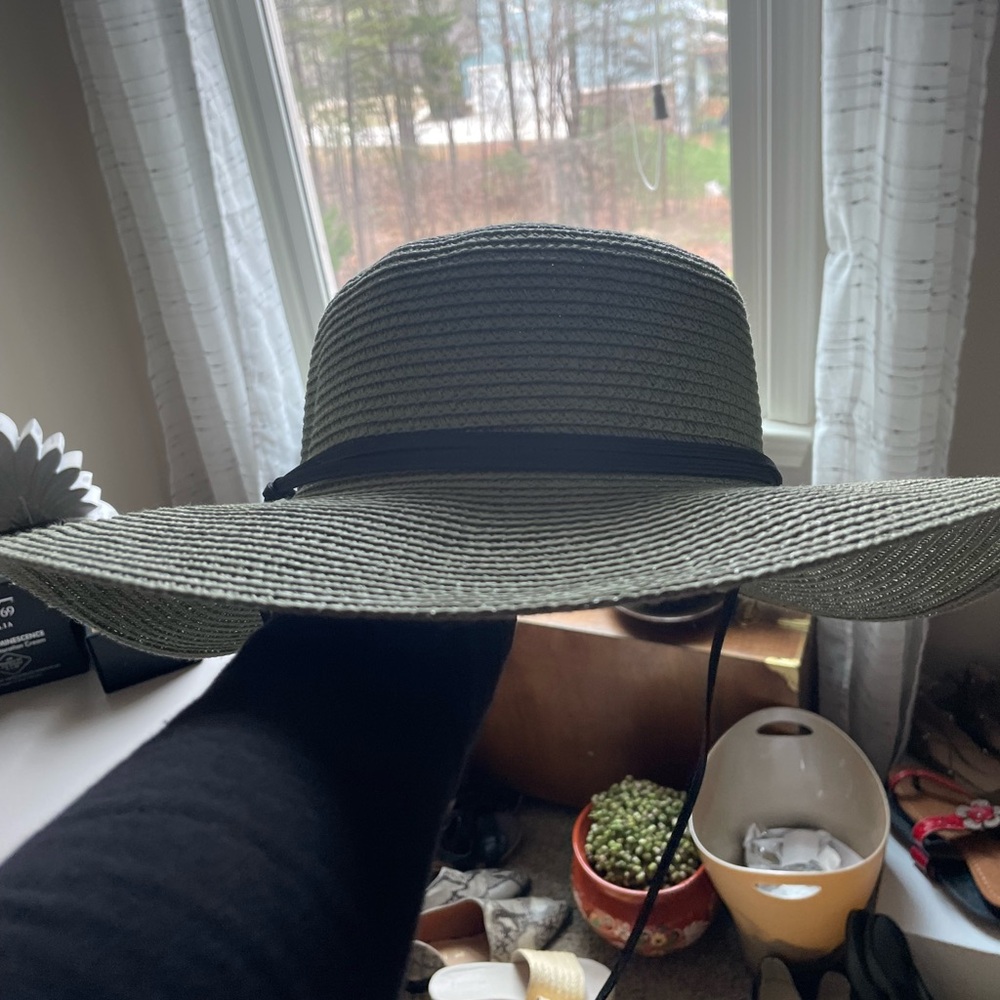 Columbia Woman’s Sun Hat Omni Shade NWOT in SZ L/XL Light